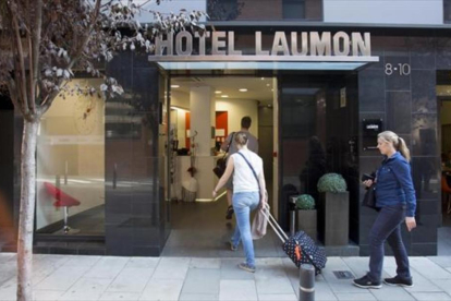 Dos turistas entrando en un hotel de Barcelona.