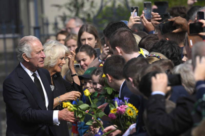 El rey Carlos III y la reina Camilla, ayer, en Belfast. MARK MARLOW