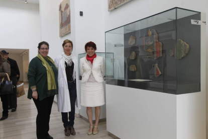 La concejala de Cultura, la arqueóloga municipal y la alcaldesa ante las pinturas pompeyanas.