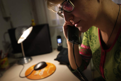 La psicóloga Esther Pérez atiende una llamada en la sede de León.