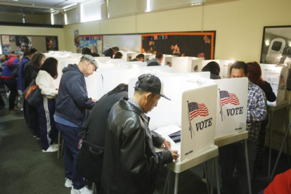 Unos electores ejercen su derecho al voto mediante el sistema de 'voto temprano' en Hollywood Norte, California.