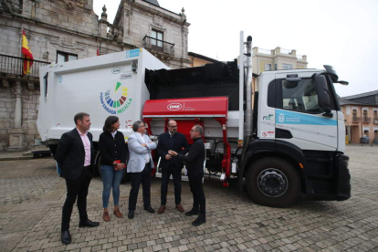 El alcalde y miembros de su equipo presentaron el nuevo camión de recogida de la basura. L. DE LA MATA