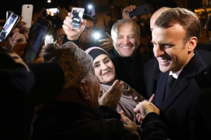 El presidente francés, Emmanuel Macron, durante su visita a Clichy-sous-Bois.