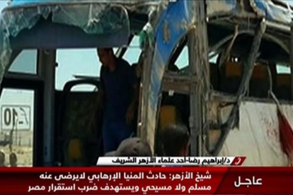 Restos del autobús donde viajaban los cristianos coptos asesinados en Egipto.