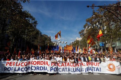 Miles de personas se concentran en el centro de Barcelona, convocadas por Societat Civil Catalana, para decir "basta" al proceso independentista. TONI ALBIR