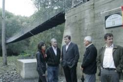 El alcalde de Carracedelo y otros vecinos acudieron a la inauguración ayer del nuevo puente colgante