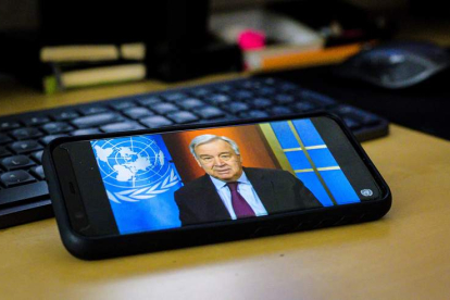 Imagen del secretario general de la ONU, António Guterres en un terminal móvil.