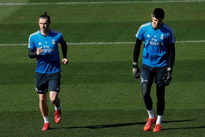 Bale (d) junto a Courtois en el último entrenamiento del Madrid.
