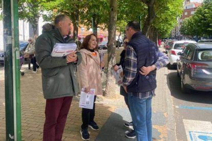 Los candidatos leonesistas, ayer en la campaña por las calles de León. DL
