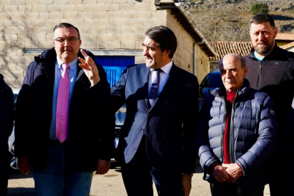 Suárez-Quiñones firma los convenios del programa 'Rehabitare'. CAMPILLO
