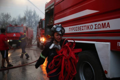 El cuerpo de bomberos griego extingue un incendio en el área de Varybobi de Atenas. Las llamas se propagaron con velocidad debido a las condiciones de sequedad, a pesar de la falta de vientos fuertes. 350 bomberos, con 70 vehículos, 10 equipos a pie, 9 helicópteros y 5 aviones acudieron para acabar con el fuego. EFE/EPA/ORESTIS PANAGIOTOU