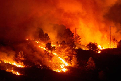 Los incendios también surgieron en las costas españolas el pasado mes. 
La imagen muestra el incendio forestal en el Massís del Montgrí en el Baix Emporda (Girona). EFE/David Borrat.