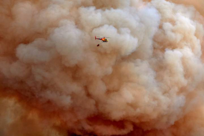Medios aéreos intentan extinguir un incendio forestal en el Massís del Montgrí en el Baix Emporda (Girona). EFE/David Borrat