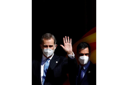 El rey Felipe VI junto a Pedro Sánchez a la entrada del Congreso. CHEMA MOYA