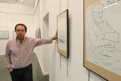 Santiago Castelao, junto a sus viñetas, en Ponferrada.