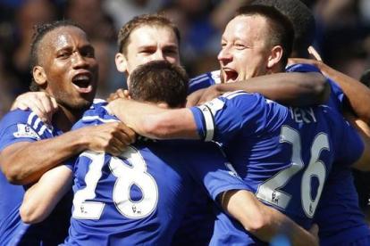 Los jugadores del Chelsea celebran la Premier en Stamford Bridge.
