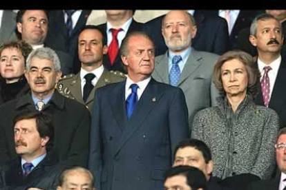 El Rey Juan Carlos, la Reina Sofía y el presidente de la Generalitat, Pasqual Maragall, durante el minuto de silencio por las víctimas del atentado de Madrid, momentos antes de iniciarse la final.