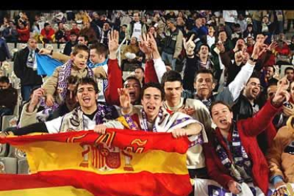 Aficionados del Real Madrid animan a su equipo antes del comienzo de la final.