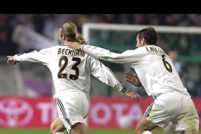 David Beckham adelantó al Madrid en el minuto 24, tras ejecutar magistralmente una falta al borde del área.