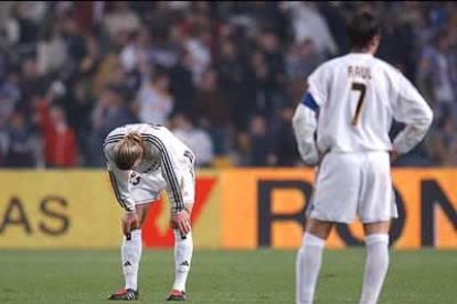 Raúl y Beckham, dos galácticos desolados tras perder la final. El capitán blanco sigue sin ganar la Copa.