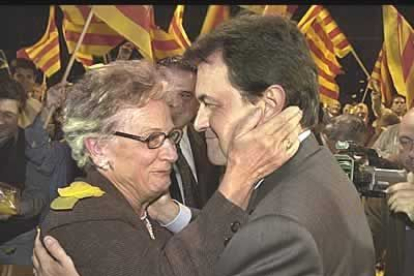 El candidato de la coalición Convergencia i Unio (CiU) a las elecciones autonómicas de Cataluña, Artur Mas, abrazado por la esposa de Jordi Pujol, Marta Ferrusola.