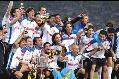 La alegría de los ganadores, posando con el trofeo conquistado.