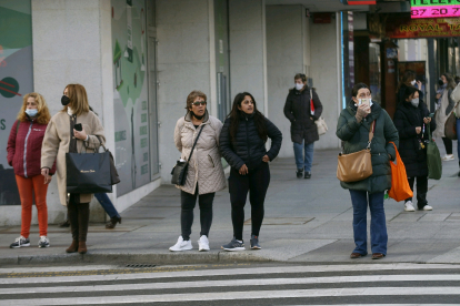 Las calles de León amanecen hoy con la novedad en la norma que elimina la obligación de llevar mascarilla en exteriores. FERNANDO OTERO