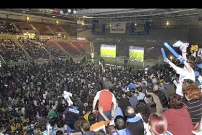 Unos 10.000 seguidores del Real Zaragoza, que se concentraron en el Pabellón Príncipe Felipe de la capital aragonesa, celebraron por todo lo alto la victoria.