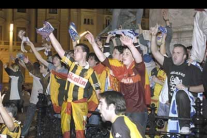 Aficionados maños muestran su alegría, en la fuente de la Plaza de España de la capital aragonesa.