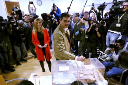 Pedro Sánchez deposita su voto en un colegio electoral de Pozuelo de Alarcón, en Madrid, junto a su mujer, Begoña Gómez.