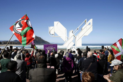Podemos ha celebrado el Aberri Eguna con un acto simbólico ante la 'Paloma de la Paz' de San Sebastián.