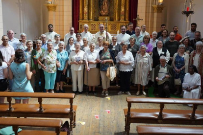 Foto de familia de las misioneras y los misioneros leoneses en el Seminario. JONATHAN NOTARIO