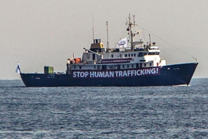 Imagen del C-Star, el pasado agosto, con una pancarta en la que condena el tráfico de inmigrantes