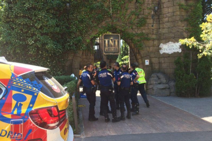 Un grupo de policías en la entrada del Tren de la mina del Parque de atracciones de Madrid, donde ha ocurrido el accidente que ha causado decenas de heridos leves.