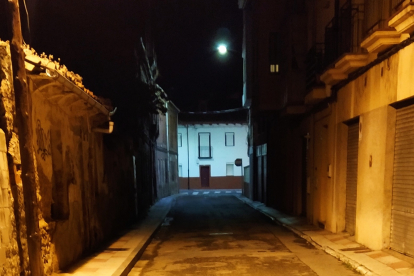 Foto de la calle Alfonso el Justiciero, donde convivían la iluminación led y la convencional. El contraste entre ambas es evidente. ROBERTO FERNÁNDEZ
