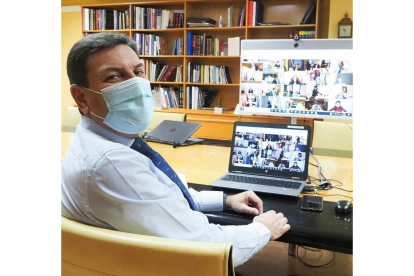 El consejero Carriedo, durante una reunión online en su despacho. R. GARCÍA