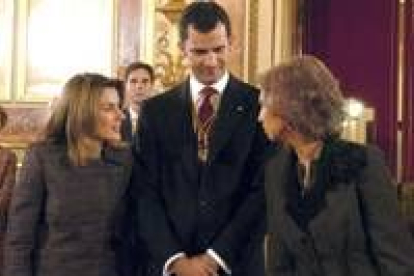 La prometida del Príncipe saluda al presidente Aznar