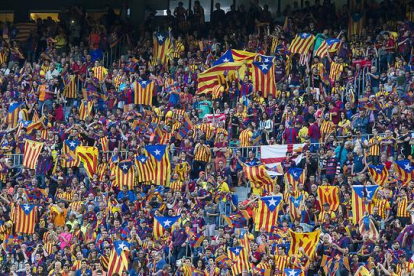 Decenas de aficionados azulgranas exhiben sus esteladas en el Camp Nou, durante la final de la Copa de Rey entre el Athletic y el Barcelona, el pasado 6 de junio.