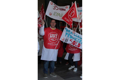 Protesta de los sindicatos con la que recibieron a la consejera Casado en su visita al Hospital de León. DL