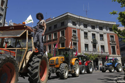 Los tractores recorrieron las principales calles de León, en la imagen, entrando por la avenida Independencia (derecha) y en la plaza de la Inmaculada. FERNANDO OTERO
