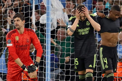 El gesto de los jugadores del Real Madrid lo dice todo. El partido en Manchester se convirtió en una pesadilla. RAWCLIFFE