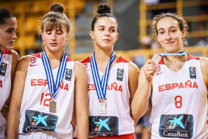 Alicia Flórez, a la derecha, con su medalla de plata lograda en el Europeo U-18 de Grecia. FIBA