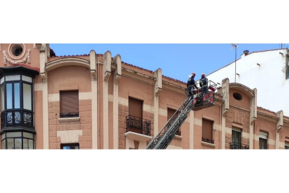 Actuación de los bomberos de León ayer a mediodía tras el accidente. EDUARDO MARTÍNEZ PINTO