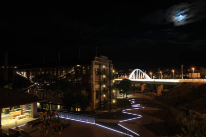 Imagen noturna el Museo de la Enegía con el puente del Centenario al fondo. ANA F. BARREDO