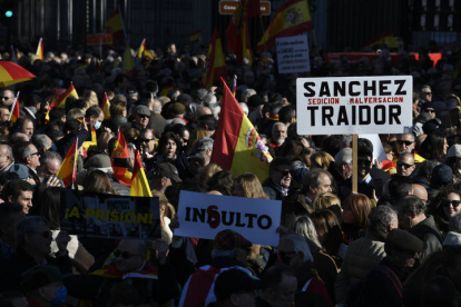 Miles de personas llenan esta sábado la plaza de Cibeles de Madrid con banderas de España, convocadas por diversas asociaciones para protestar contra el Gobierno de Pedro Sánchez y 