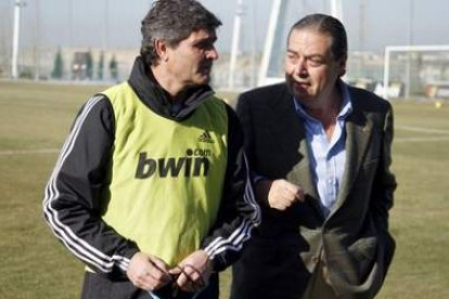 Juande Ramos (i), y el nuevo presidente del Madrid, Vicente Boluda, intercambian unas palabras ayer