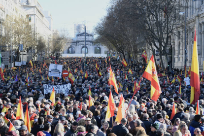 Miles de personas llenan esta sábado la plaza de Cibeles de Madrid con banderas de España, convocadas por diversas asociaciones para protestar contra el Gobierno de Pedro Sánchez y 