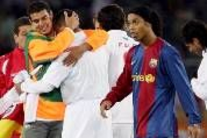 Ronaldinho abandona el campo  mientras el rival celebra el título
