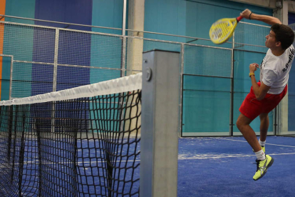 Un jugador realiza un remate en la red en una de las instalaciones cubiertas que permiten la práctica del pádel en León.