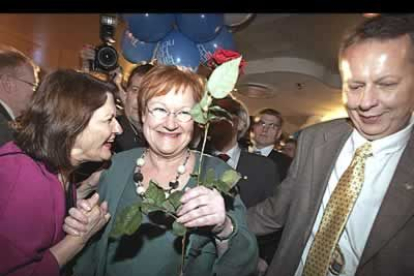 ...junto con las presidentas finlandesa, Tarja Halonen, que aspira a un segundo mandato,...